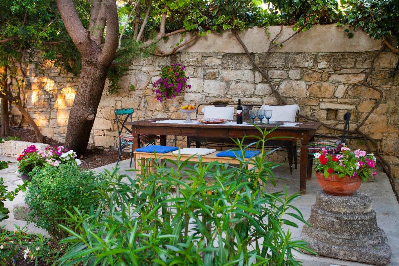Cecilias Courtyard Guest House Malia Luaran gambar